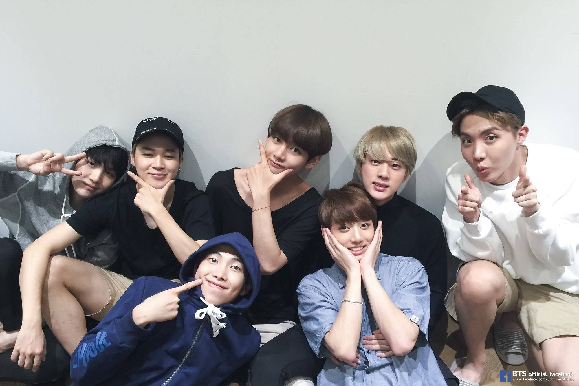 Wanachama Wa BTS Wote Wanatabasamu Picha ya Ukuta