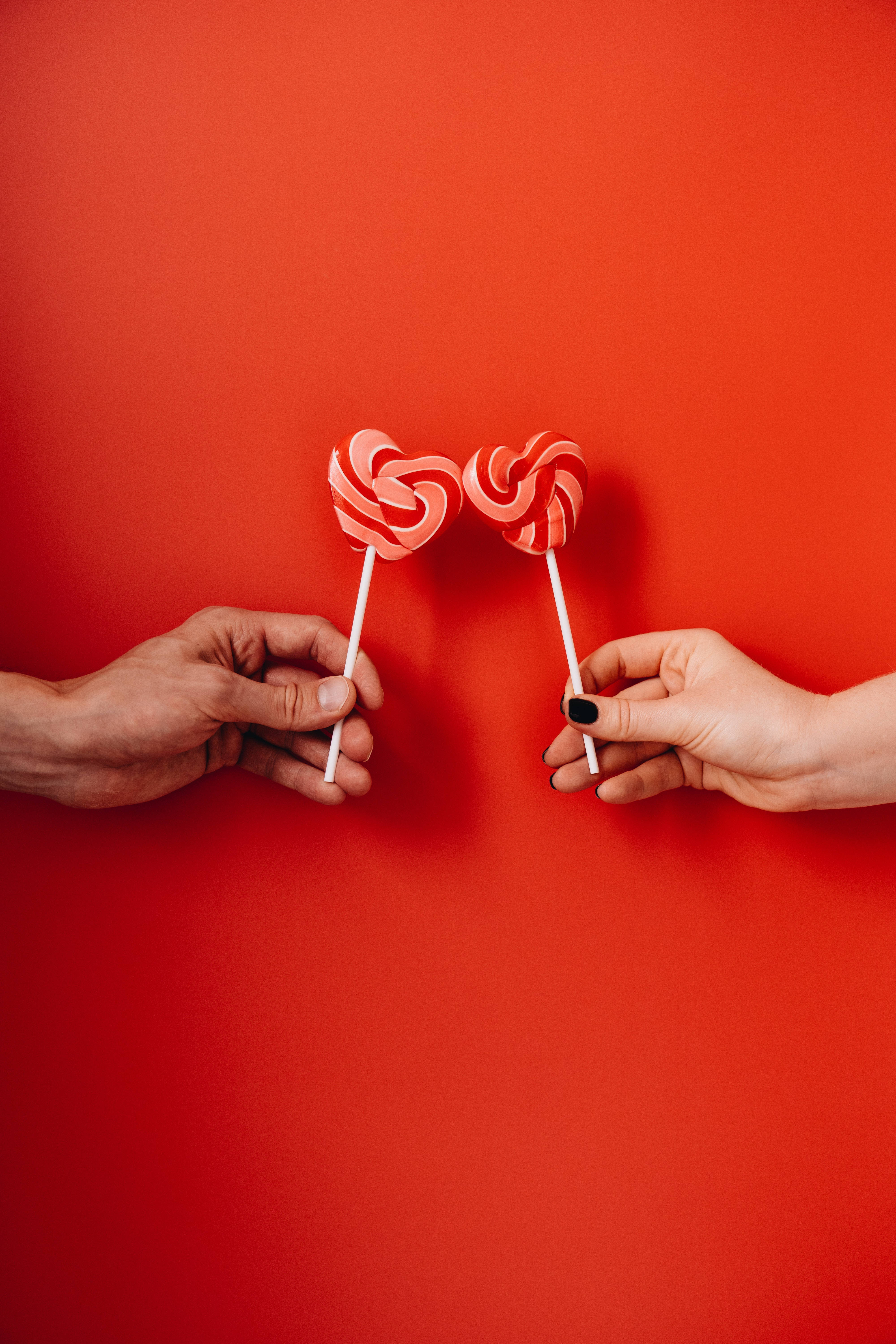 Wapenzi Wenye Lollipops Zenye Umbo la Moyo Picha ya Ukuta