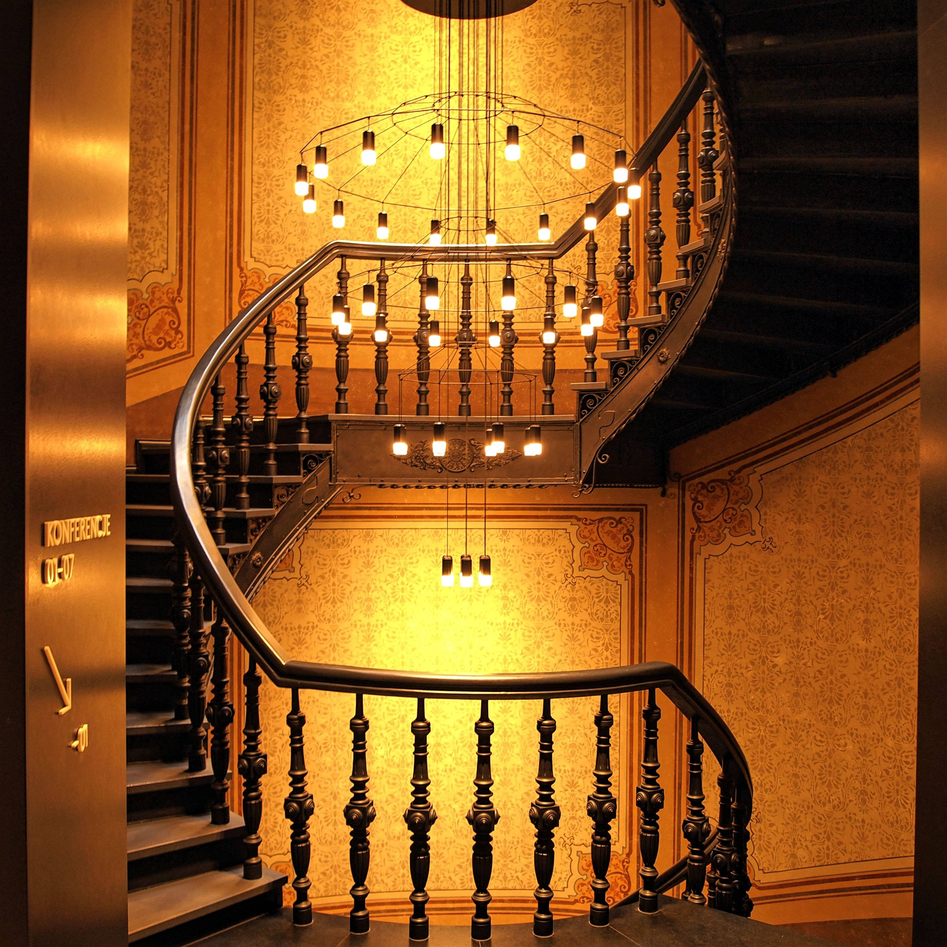 Warm Light Chandelier Picha ya Ukuta
