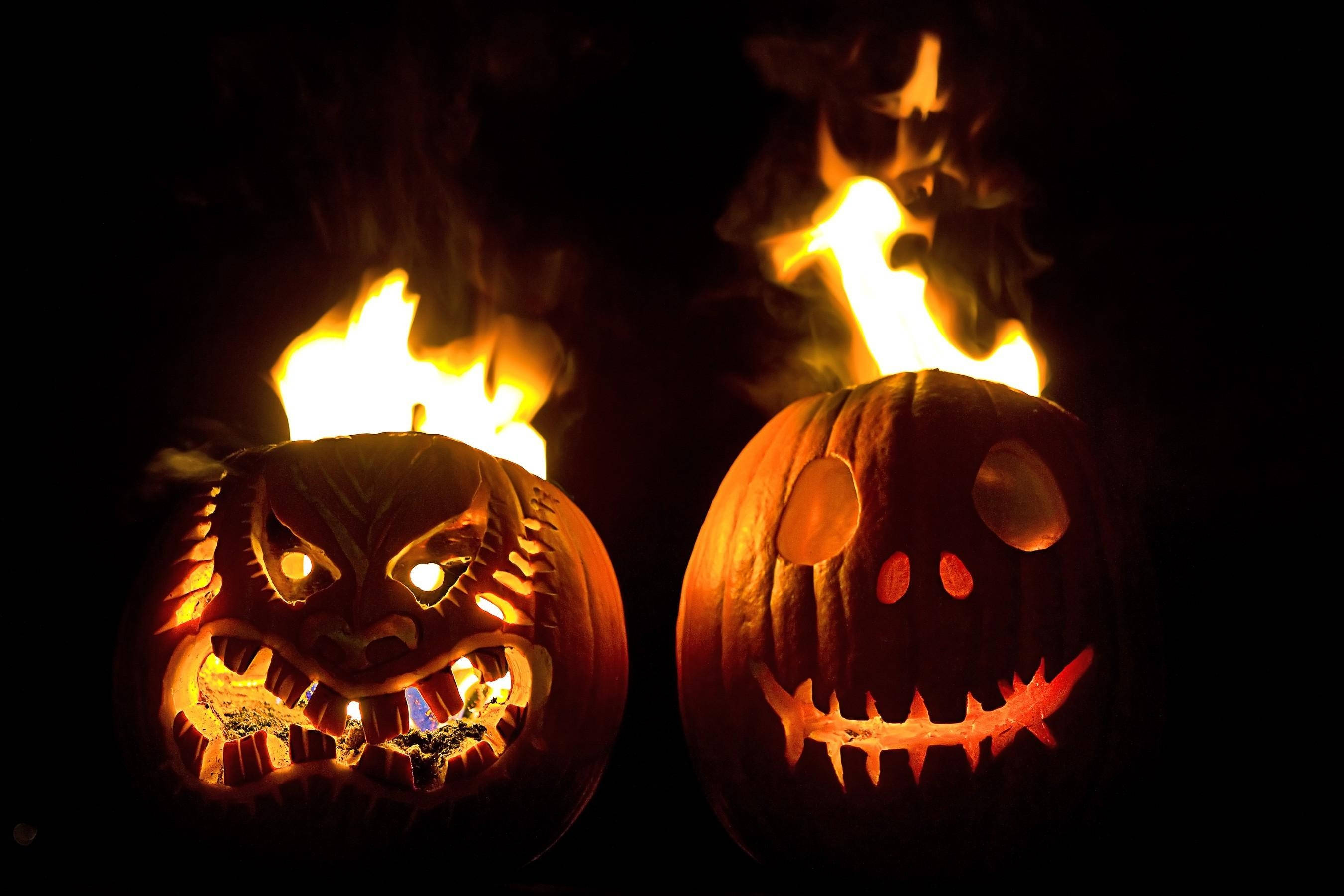 Washa Usiku kwa Malenge ya Halloween kwenye Moto! Picha ya Ukuta