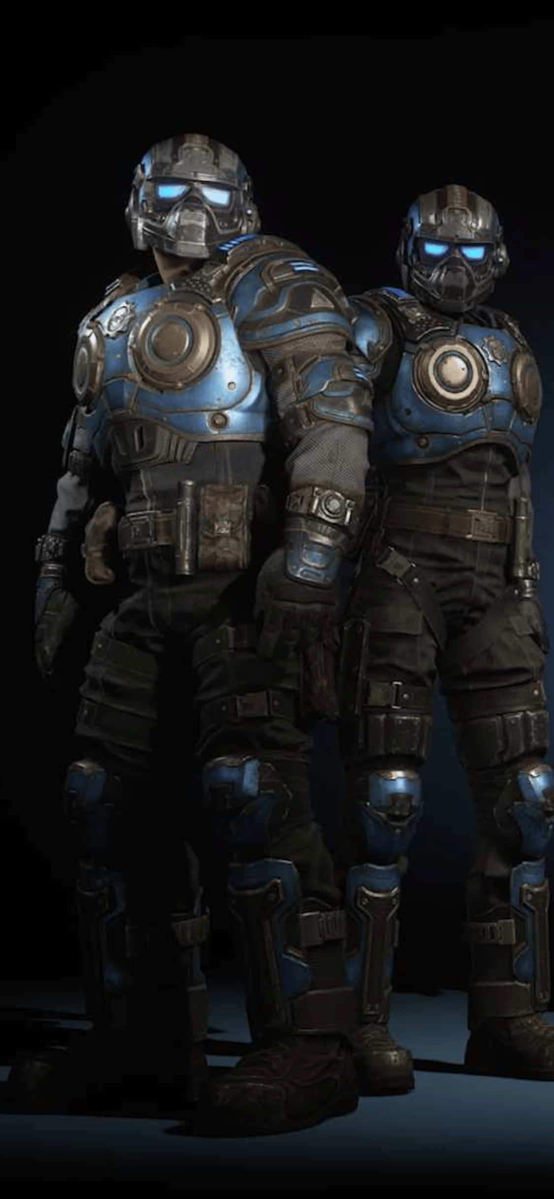 watu wawili wanaoweka vazi la bluu la gears of war wakijenga mbele ya mwenzake Picha ya Ukuta