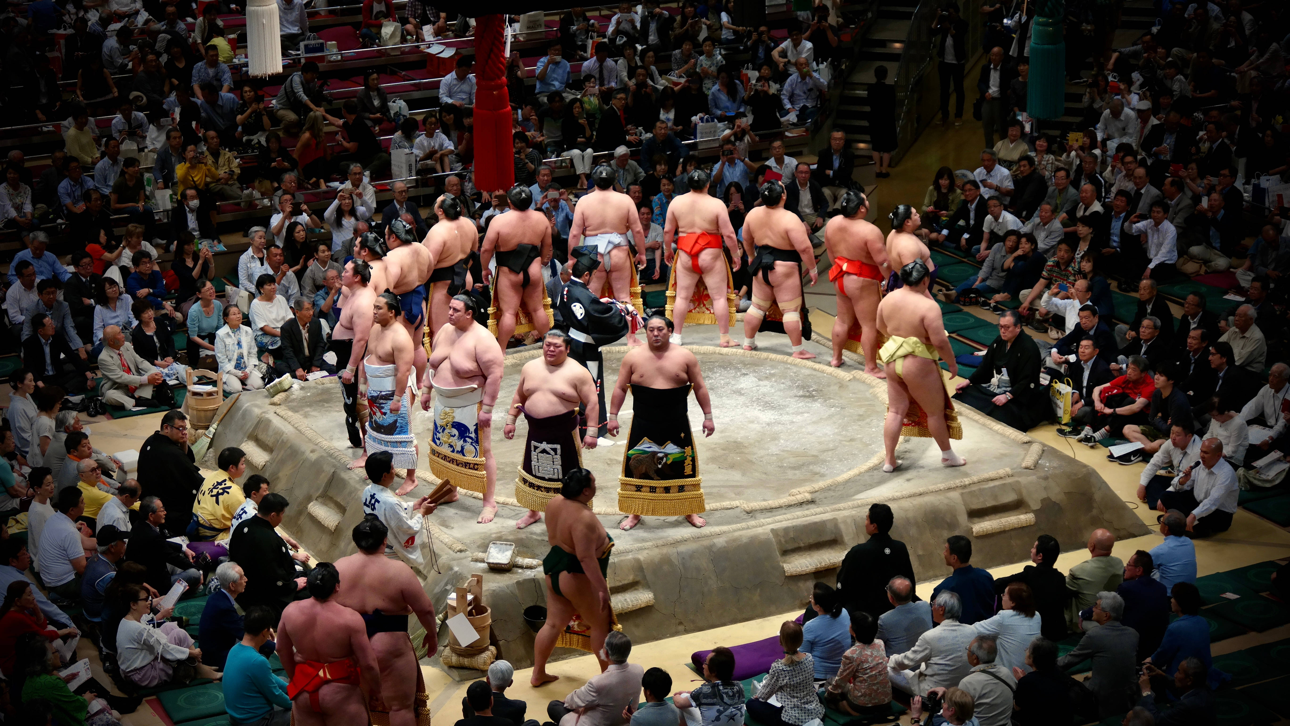 Wawili wa Sumo Wakiwawa katika Uwanja wa Sumo wa Kijapani Picha ya Ukuta
