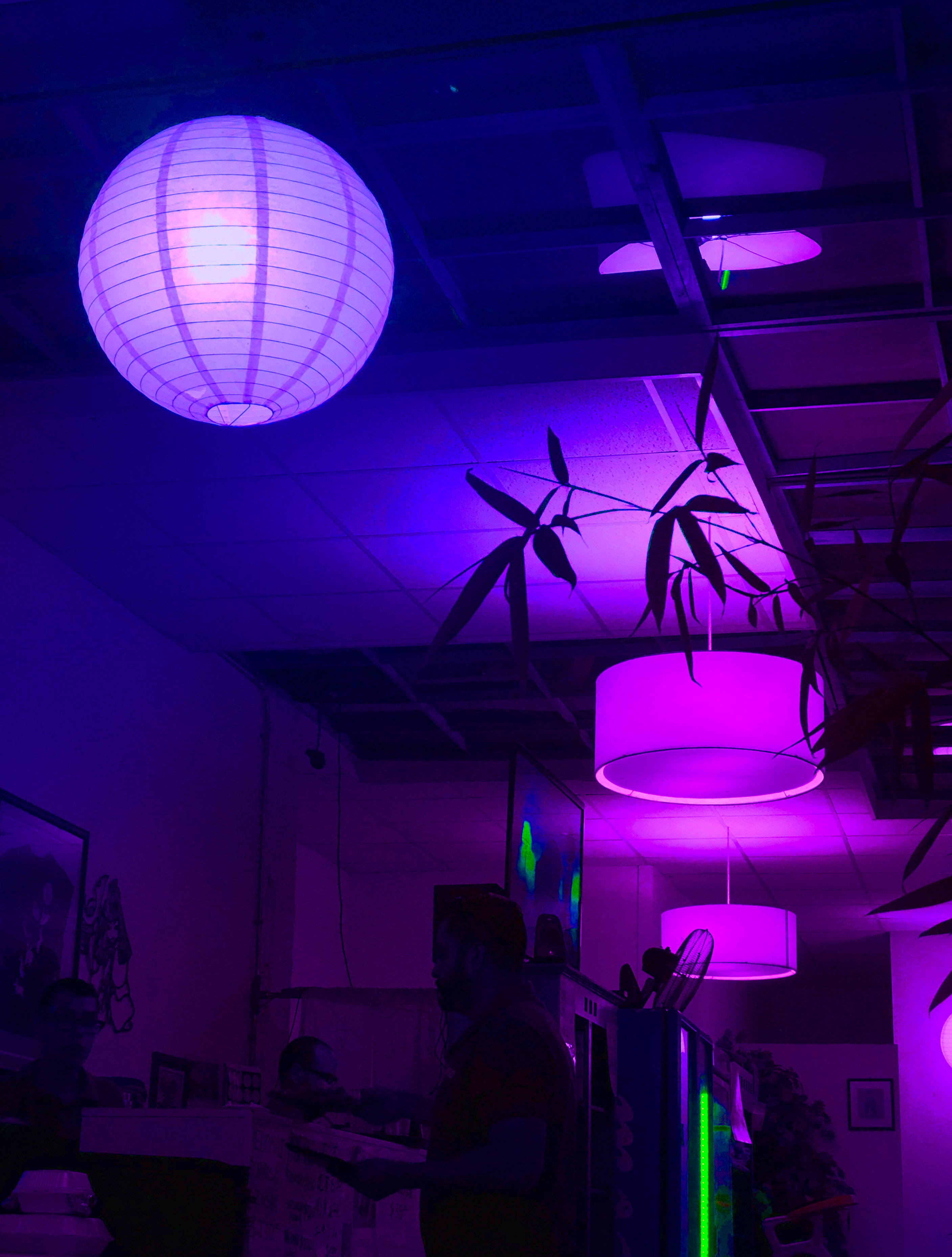 Wazo la Chumba cha Aesthetic Rangi ya Zambarau Nyeusi Picha ya Ukuta