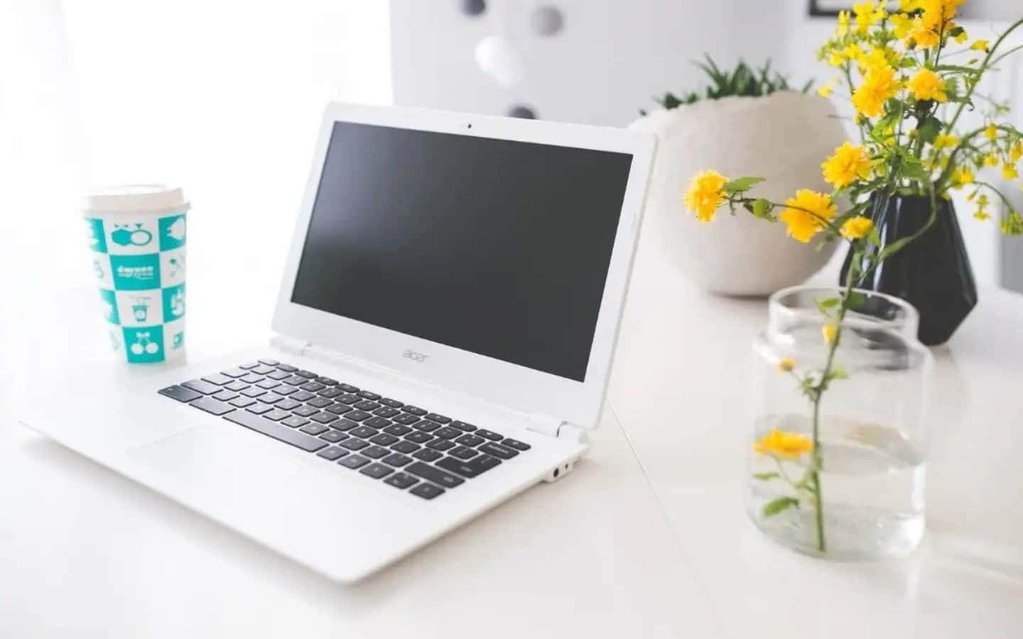 Wezesha kazi yako na Chromebook kwa kuwa mwenye ufanisi na mwenye mwendo Picha ya Ukuta
