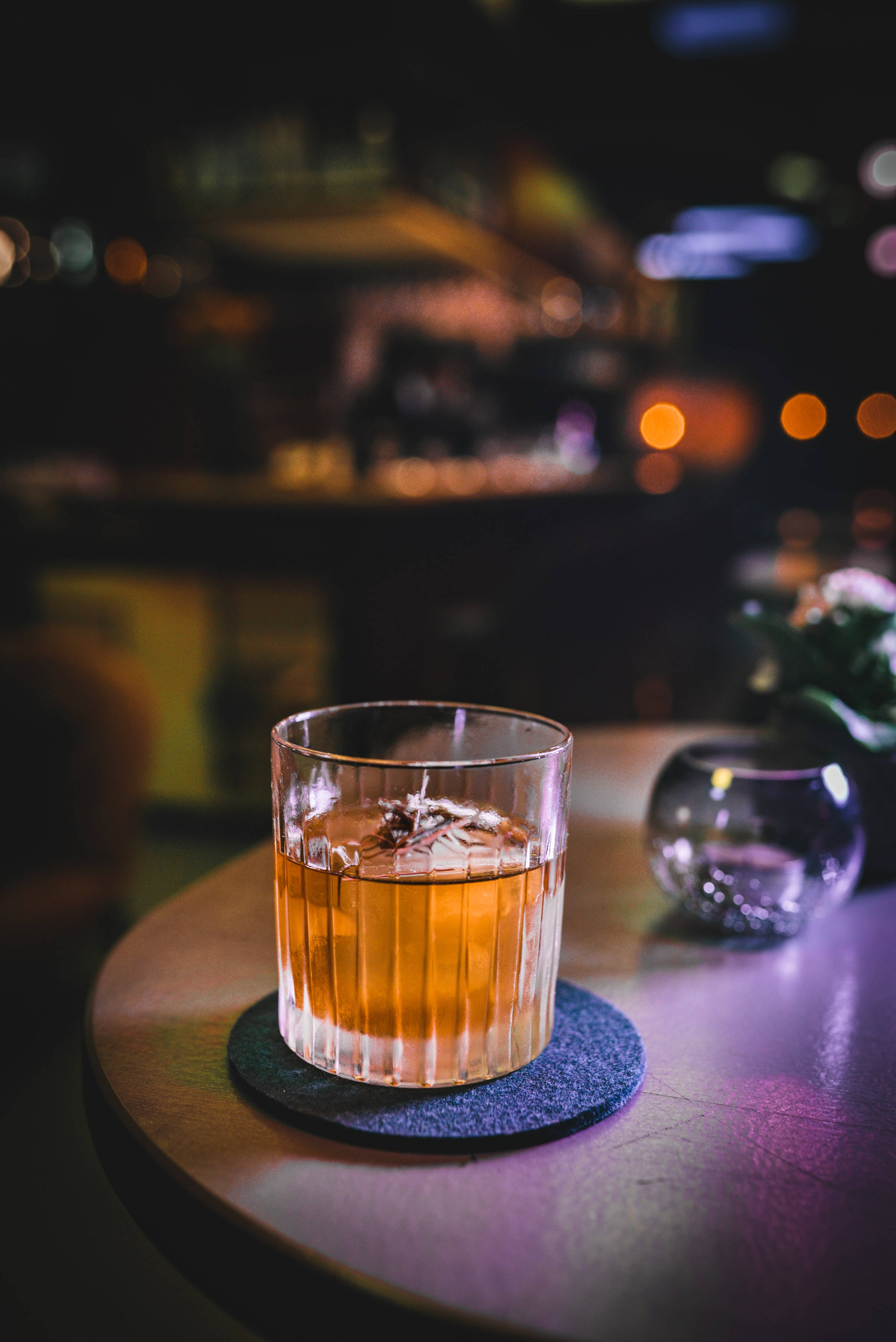 Whiskey Glass On Coaster Picha ya Ukuta