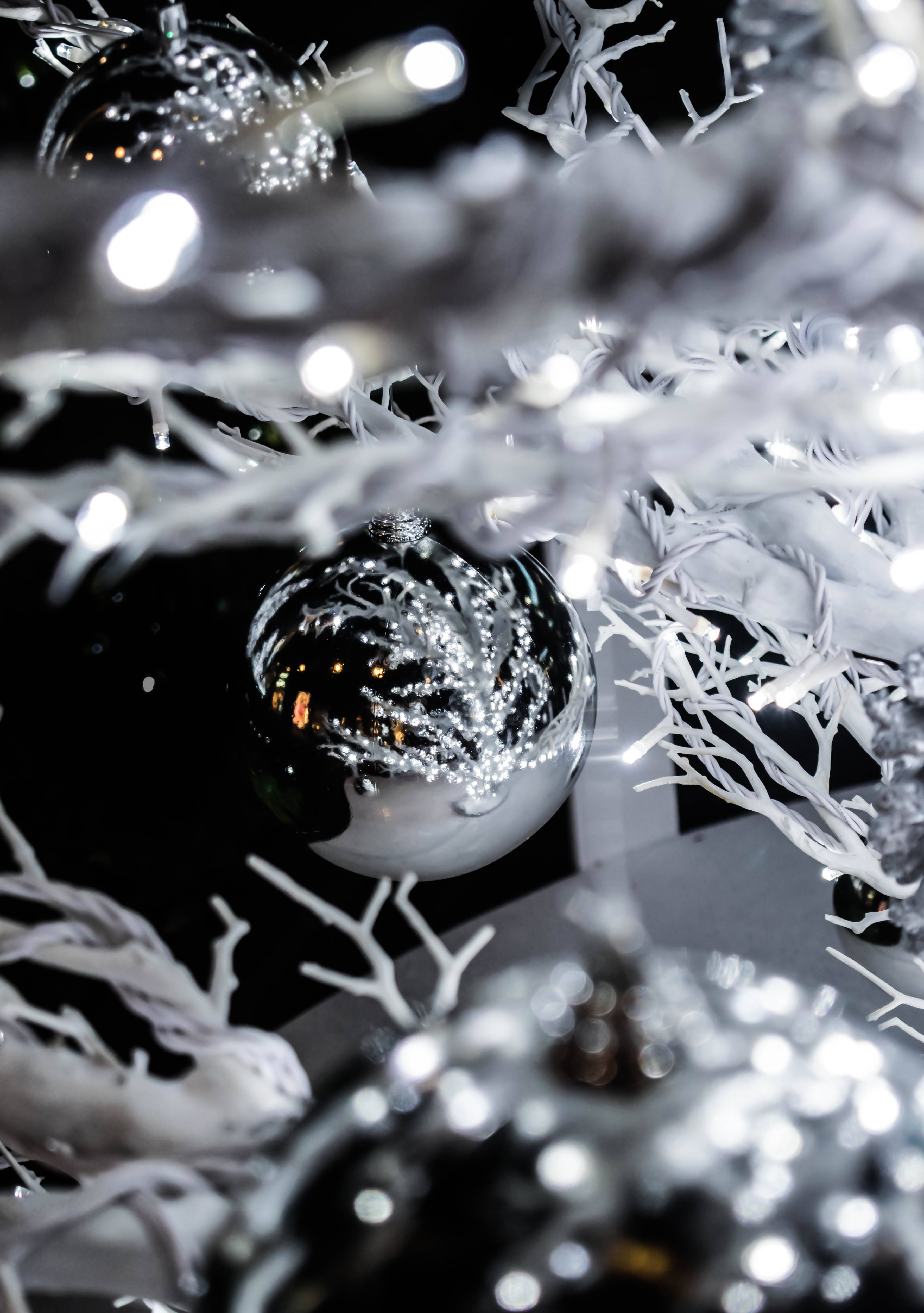 White Tree Silver Ball Picha ya Ukuta