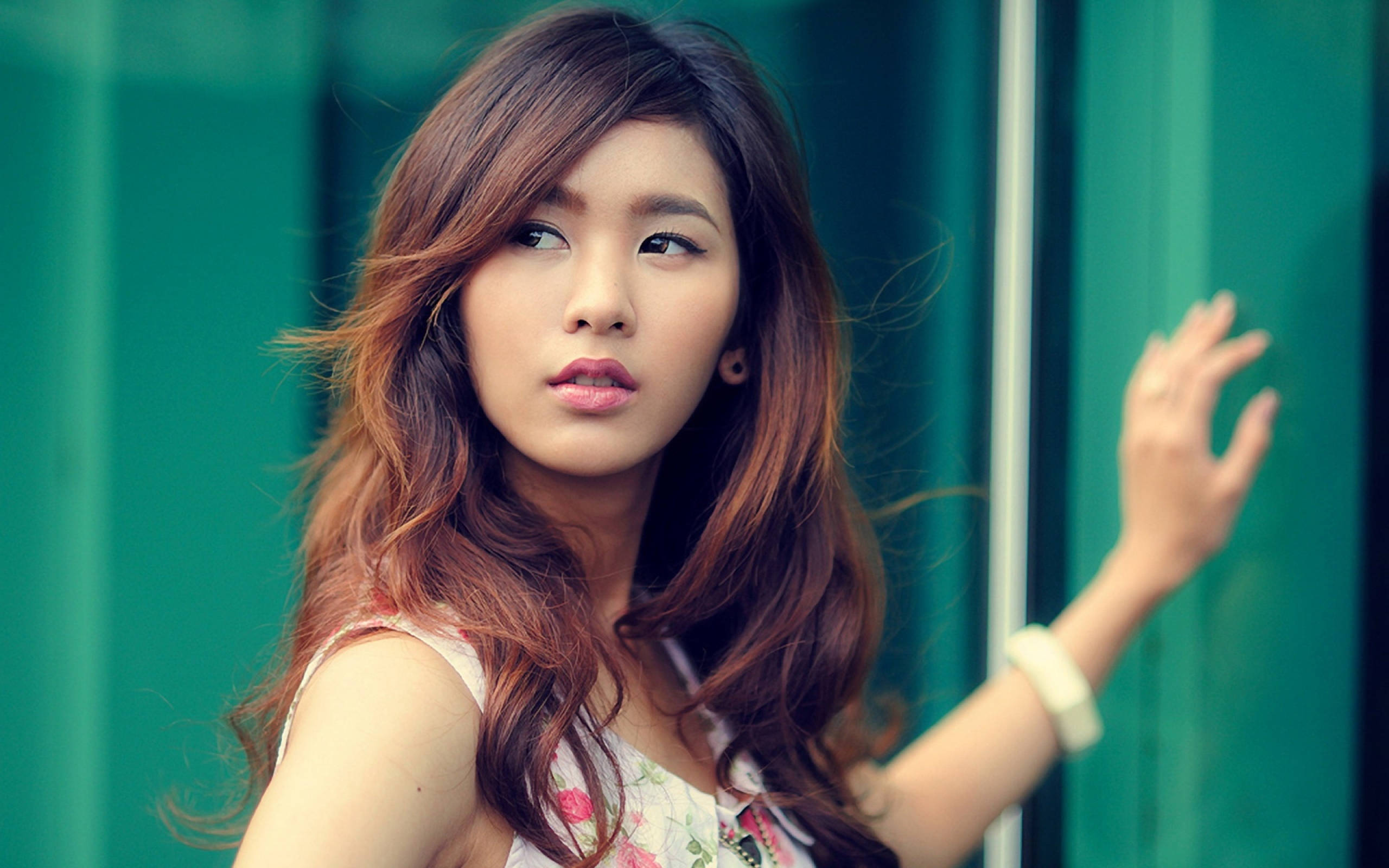 Woman's Thoughtful Gaze 2560x1600 Picha ya Ukuta