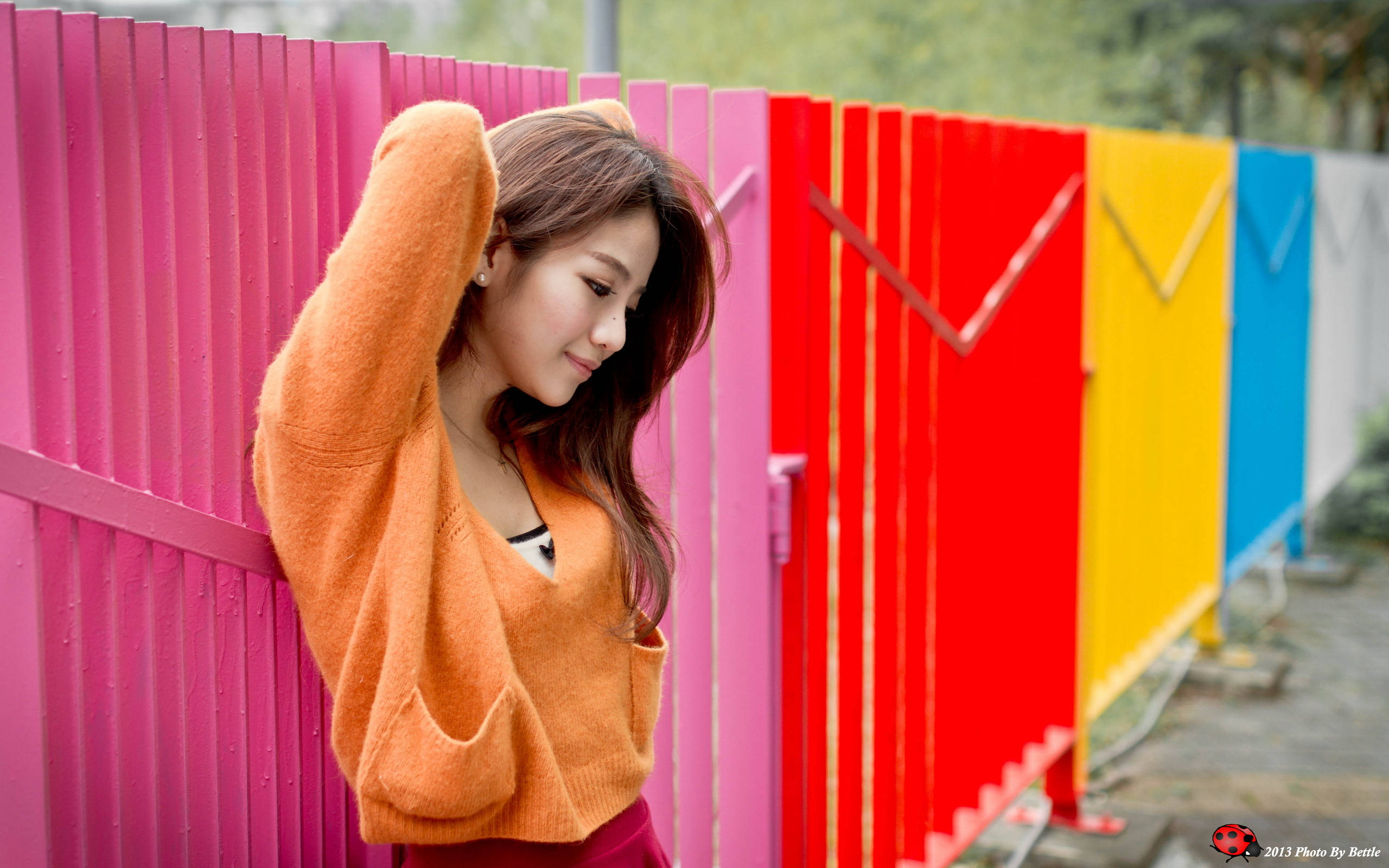 Woman With Colorful Fence 2560x1600 Picha ya Ukuta