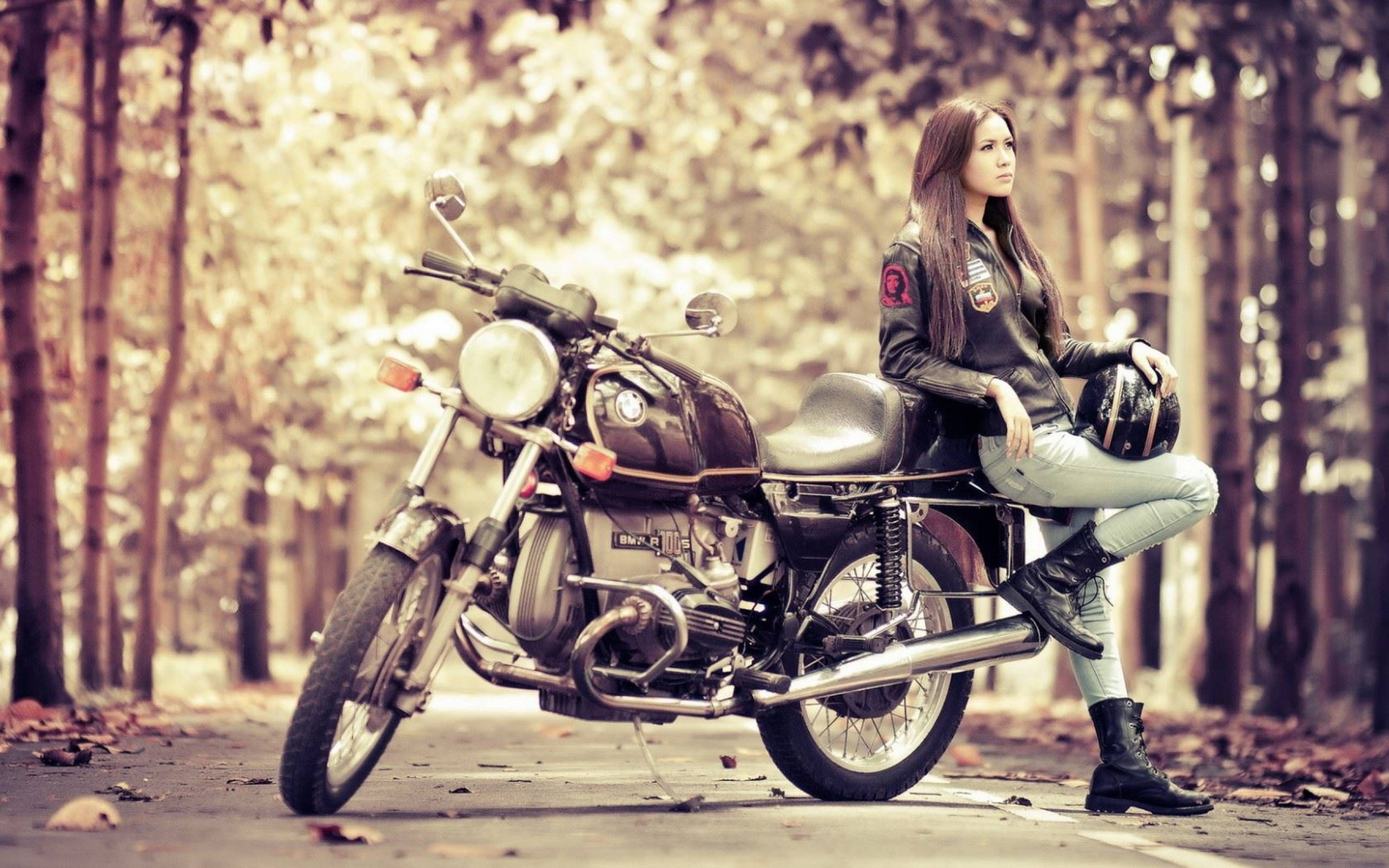 Woman With Motorcycle 2560x1600 Picha ya Ukuta