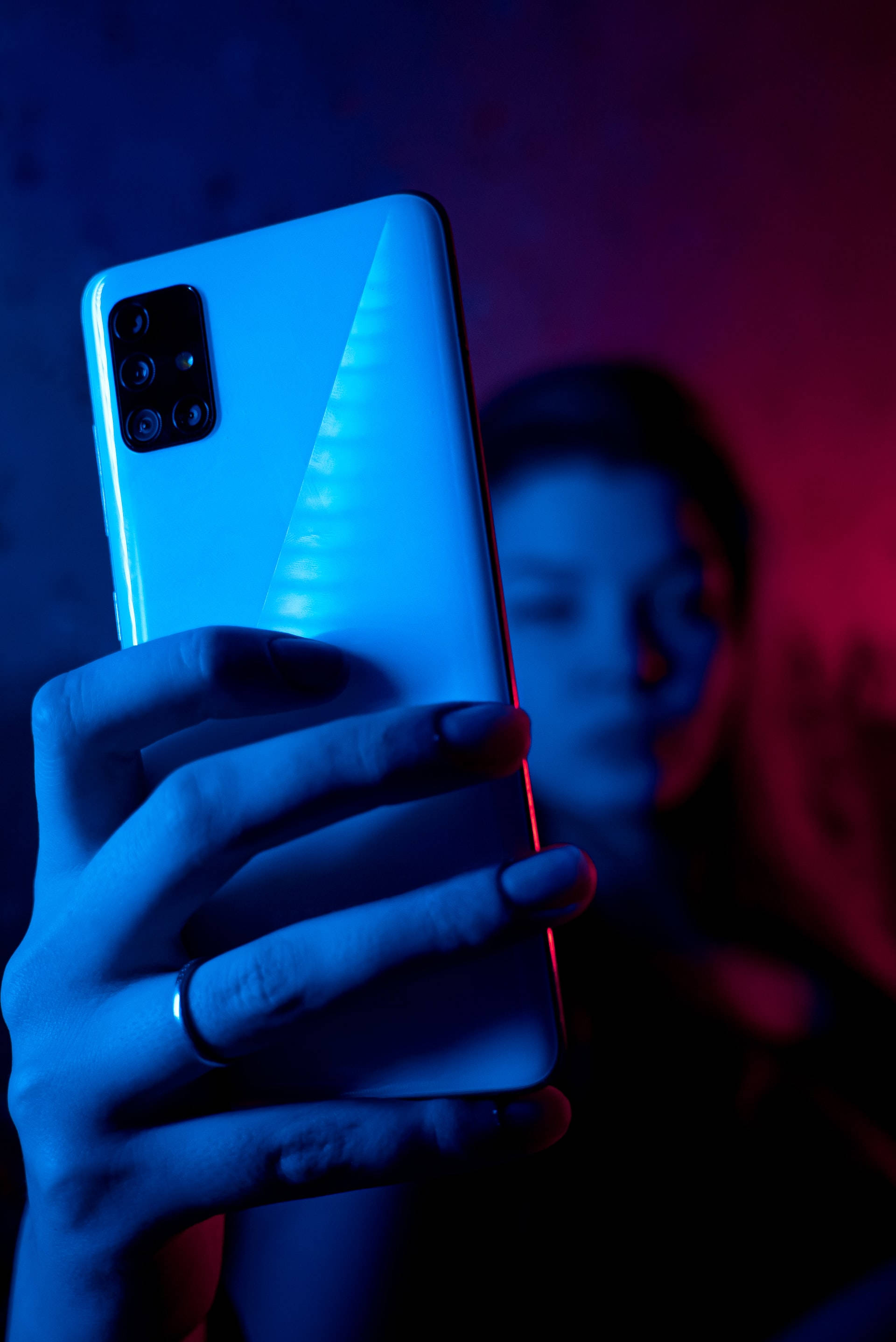 Woman With Phone In Neon Blue iPhone Picha ya Ukuta
