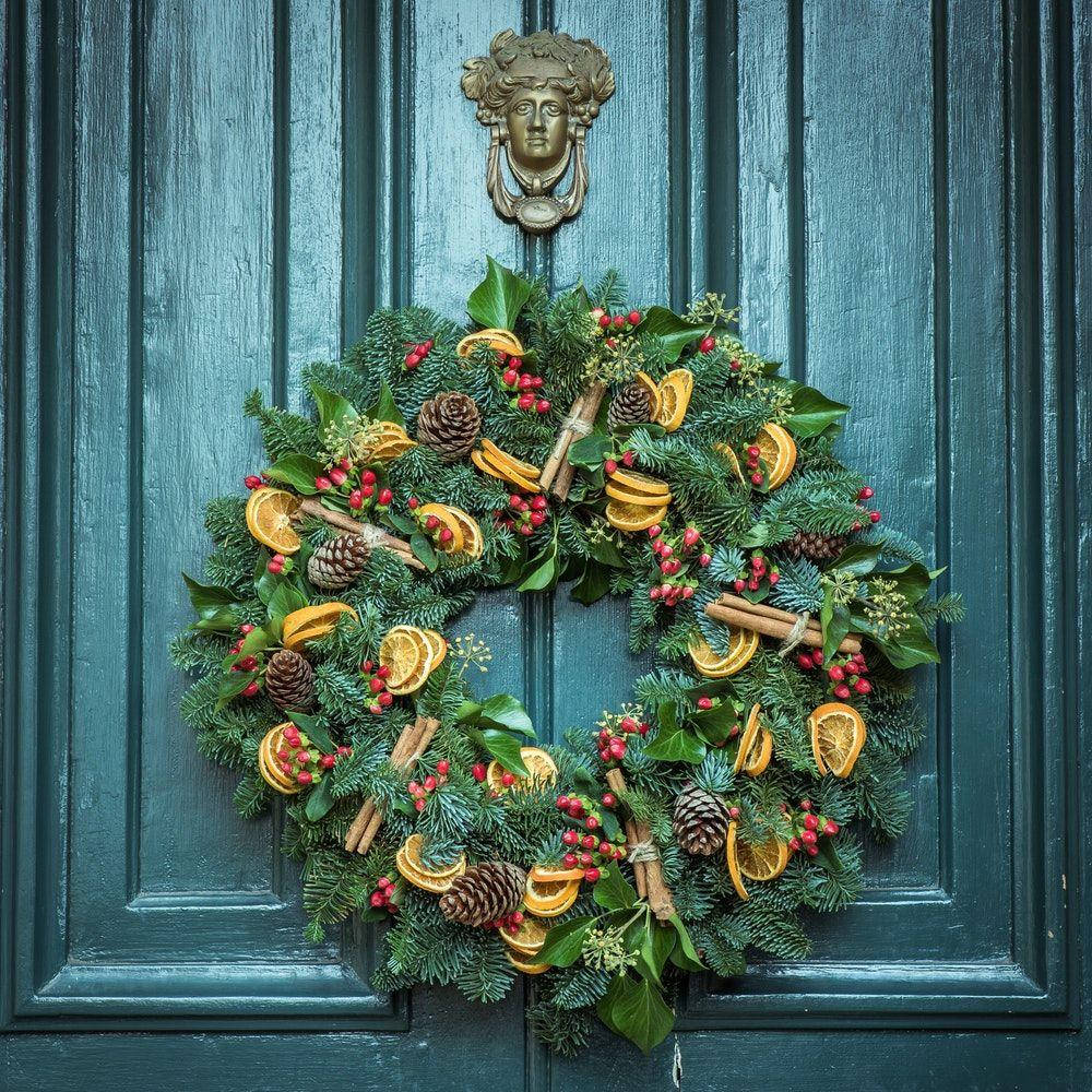 Wreath ya Krismasi ya Kuvutia Iliyomshonwa na Slices za Orange Picha ya Ukuta