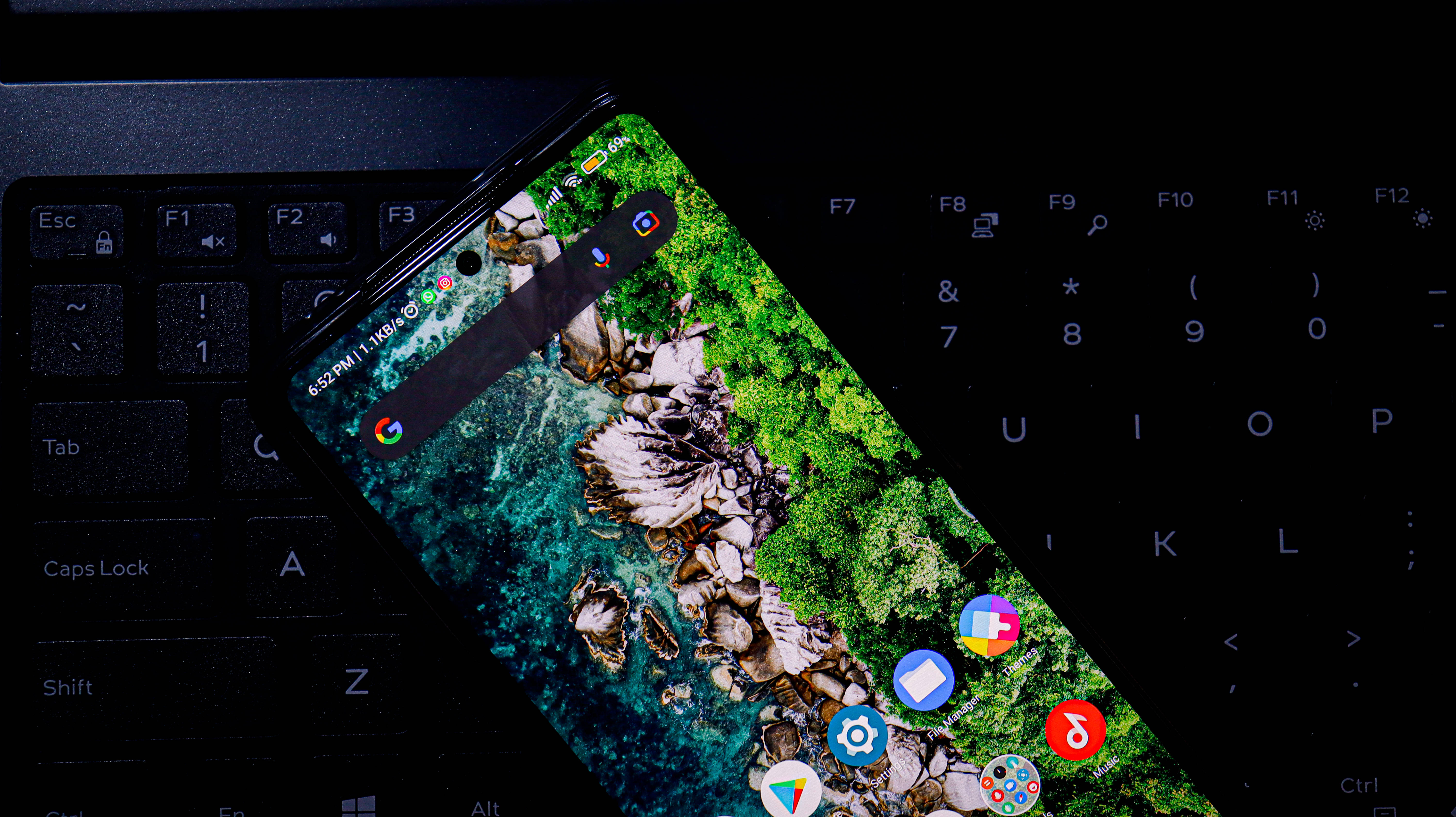 Xiaomi Smartphone Katika Kibodi Picha ya Ukuta