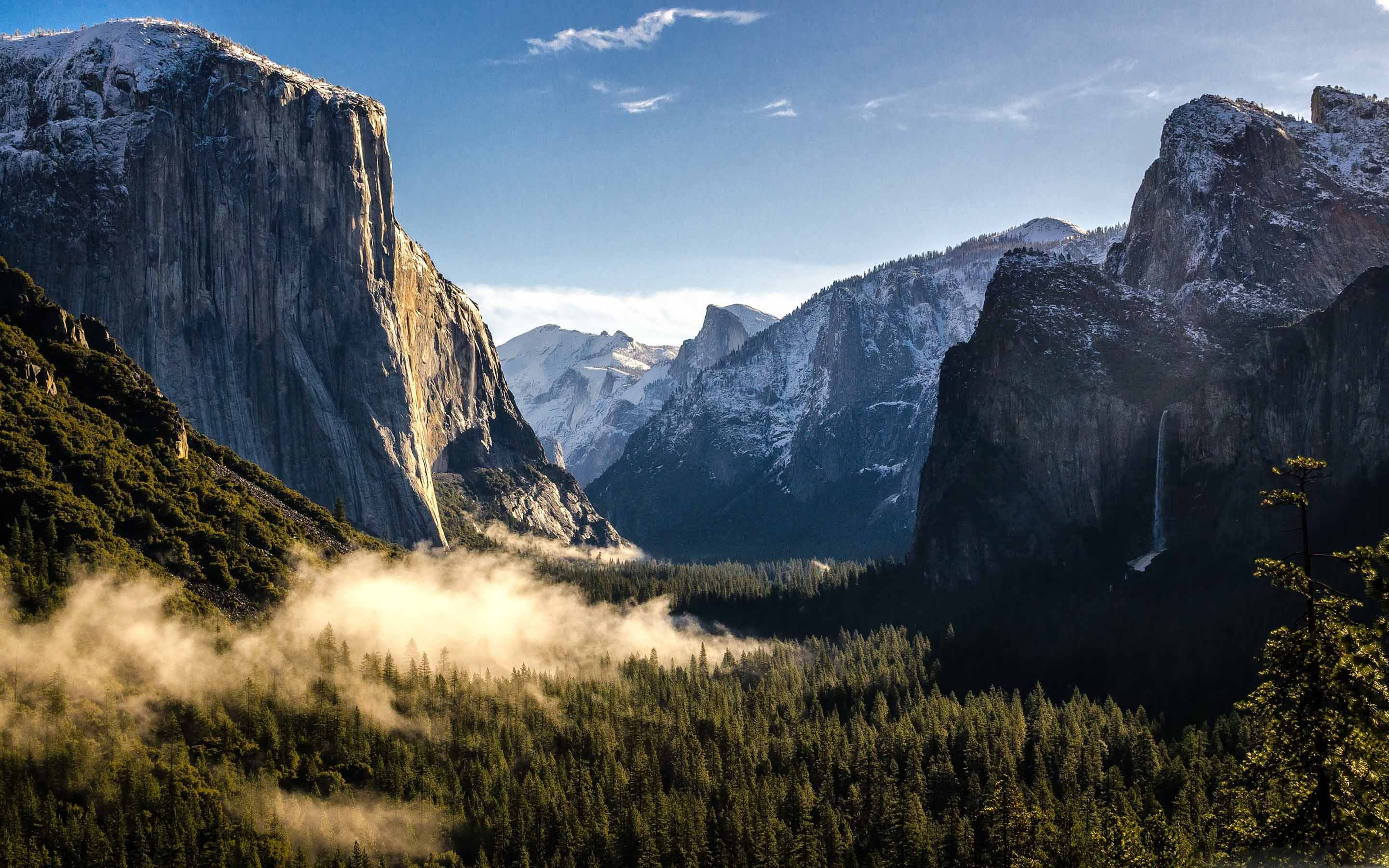 Yosemite Valley Snowy White Peaks Reflected by MacBook Picha ya Ukuta