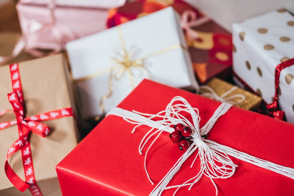 Zawadi za Krismasi Zenye Rangi Nyeupe na Nyekundu Picha ya Ukuta