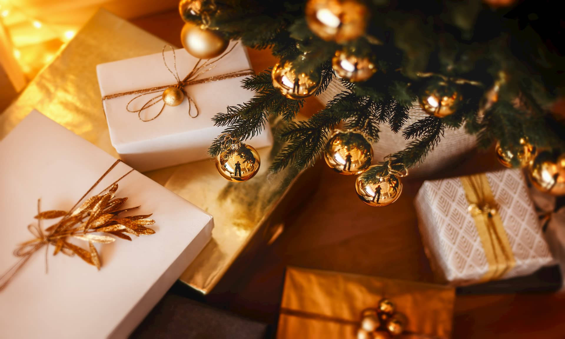 Zawadi za Krismasi Chini ya Mti Picha ya Ukuta