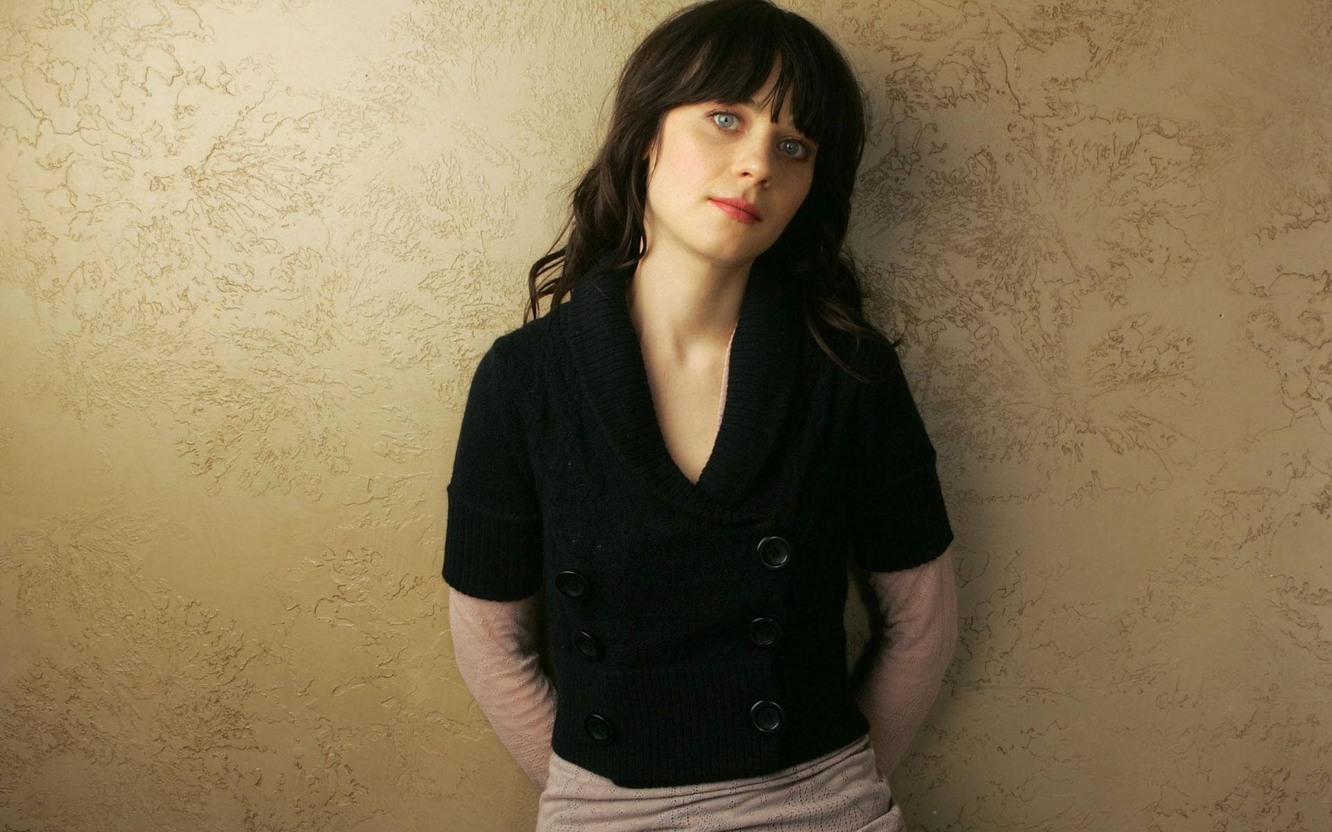 Zooey Deschanel kwenye Mandhari ya Dhahabu Picha ya Ukuta