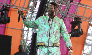 Picha ya 2 Chainz katika Festivali ya Revolve — Mfafanuzi Picha ya Ukuta