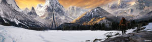 Hiker looking at snowy mountains wallpaper. — 5120x1440 Picha ya Ukuta