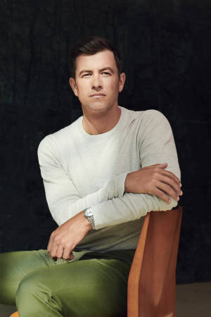 Adam Scott Juu ya Kiti — Mtindo wa preppy Picha ya Ukuta