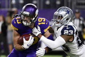 Adam Thielen Mshambuliaji Mkubwa wa Mpira — Mpira wa miguu Picha ya Ukuta