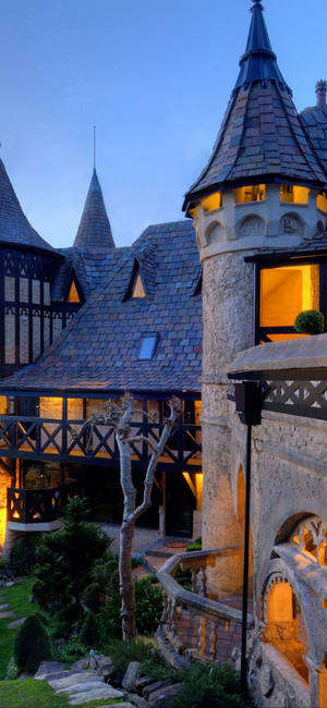Adelaide Thorngrove manor hotel wallpaper — iPhone 17 Pro Picha ya Ukuta