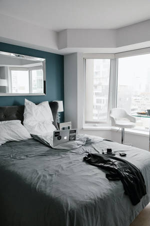 Aesthetic White Bedroom With City View — Xiaomi Pad 7 Ultra Picha ya Ukuta