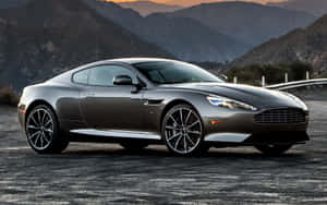 Aston Martin DB9 ya Kuvutia katika Mazingira ya Kifahari — MacBook Air M1 Picha ya Ukuta