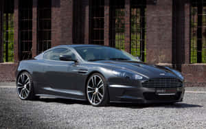 Aston Martin DB9 ya Fedha ya Kuvutia kwenye Wimbo wa Magari — MacBook Pro 13 Picha ya Ukuta