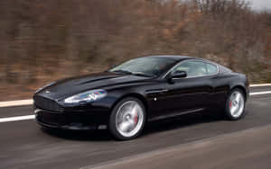 Aston Martin DB9 yenye Mwonekano wa kushtakiwa kwenye Mwonekano wa kushtakiwa wa Mwonekano wa kushtakiwa — MacBook Pro 13 Picha ya Ukuta