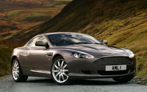 Aston Martin DB9 ya Kifahari Barabarani — MacBook Pro 13 Picha ya Ukuta