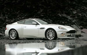 Aston Martin Vanquish ya Kifahari na Nguvu — MacBook Pro 13 Picha ya Ukuta