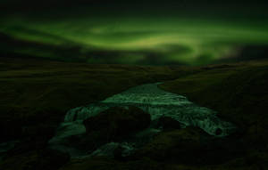 Aurora Boreali ya Kijani Inayovutia Giza 4k