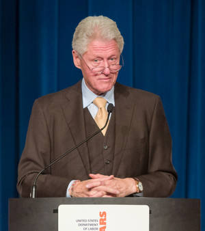 Beki wa Rais Bill Clinton Akitoa Khutuba — Honor Magic V Flip 2 Picha ya Ukuta