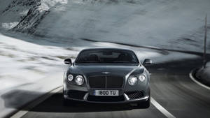 Bentley speeding in snowy mountains wallpaper — Chromebook Picha ya Ukuta