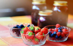 Berries kwenye Bakuli za Glass wallpaper — 16:10 Picha ya Ukuta