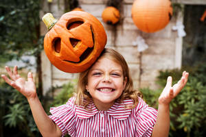 Picha ya mandhari ya bomu la Halloween tamu juu ya kichwa cha msichana. — Pipi Halloween Picha ya Ukuta