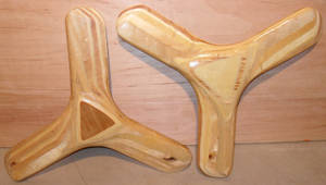 Boomerangs Mbili za Wooden wallpaper — Chromebook Picha ya Ukuta