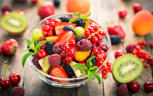 Picha ya Kikamilifu ya Berries kwenye Bakuli wallpaper — Warm Picha ya Ukuta