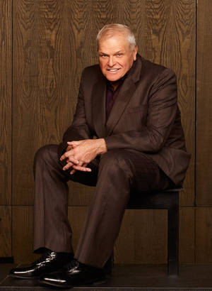 Brian Dennehy Kijana Aesthetic Suti ya Rangi ya Brown na Mandhari ya Mbao — Aesthetic brown Picha ya Ukuta