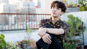BTS J-Hope Akipiga Pozi Nje — Bts Picha ya Ukuta