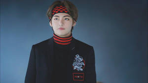 BTS V Mrembo Akiwa Nyeusi na Nyekundu — Mzuri bts Picha ya Ukuta
