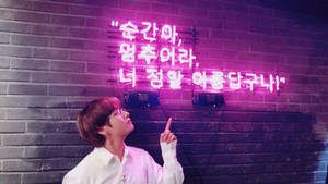 BTS V Mwanga wa Neon wa Aesthetic — Samawati ya neon Picha ya Ukuta