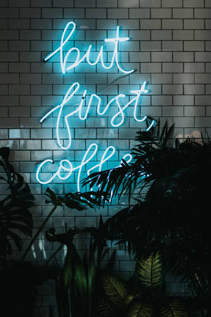 "But First Coffee" Katika iPhone ya Neon Blue — Xiaomi Pad 8 Pro Picha ya Ukuta