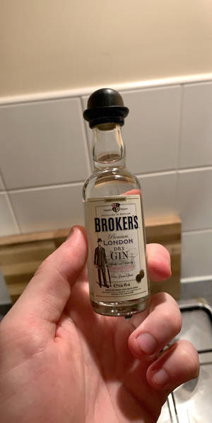 Caption: Boti ya Gin ya Miniature Brokers — 18:9 Picha ya Ukuta