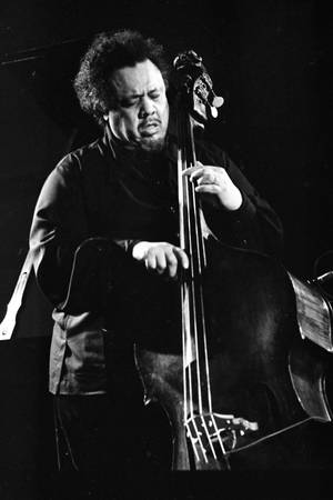 Picha ya Charles Mingus akitumbuza bass kwa nafsi — Huawei MatePad Edge Picha ya Ukuta