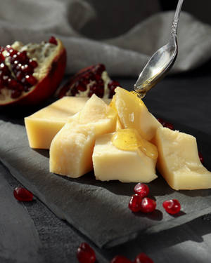 Cheese na syrup na pomegranate wallpaper — 4:5 Picha ya Ukuta