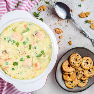 Wallpaper ya chowder ya salmoni yenye maziwa — 1:1 Picha ya Ukuta