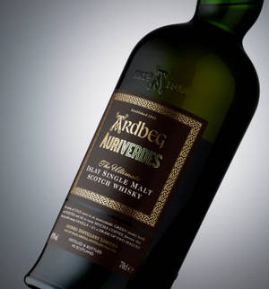 Chupa ya Whisky Ardbeg Auriverdes — Honor Magic V Flip 2 Picha ya Ukuta