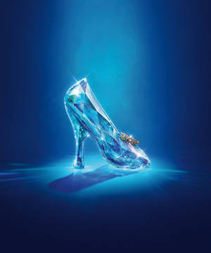 Cinderella's Brilliant Glass Slipper Wallpaper — Galaxy Z Fold 6 Picha ya Ukuta