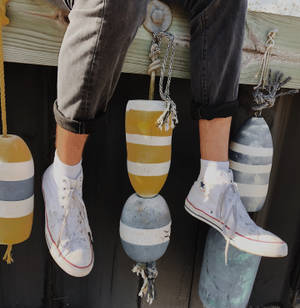 Classic White Chuck Taylor Converse wallpaper — Galaxy Z Flip7 FE Picha ya Ukuta